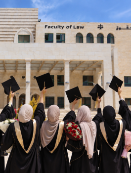 احتفال خريجات كلية الحقوق.png