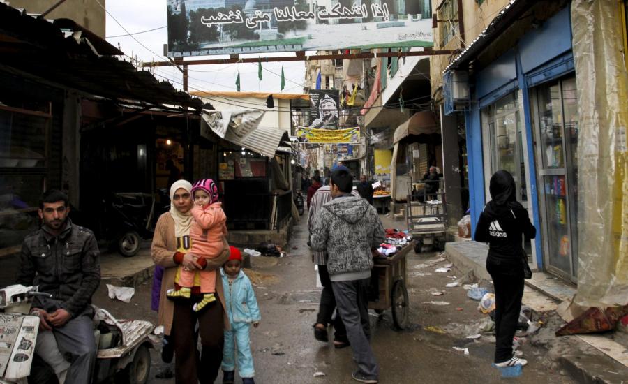 شبان من مخيمات لبنان يطالبون بالهجرة ..والقوى السياسية تحذر