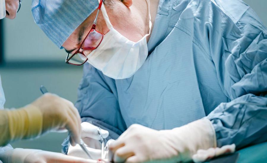 بالفيديو: أطباء يُجرون جراحة مخ لمريضة مستيقظة تشاهد فيلمًا