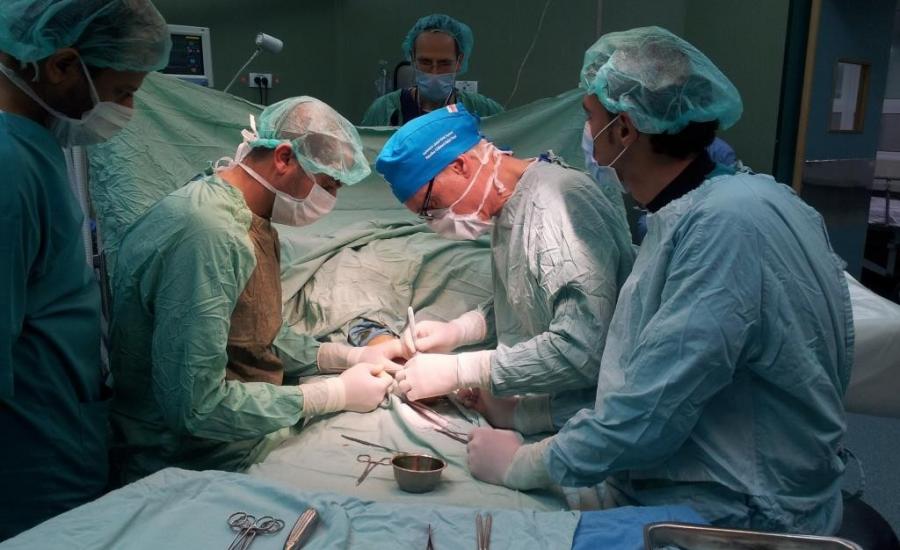 اجراء عملية جراحة في مستشفى فلسطيني