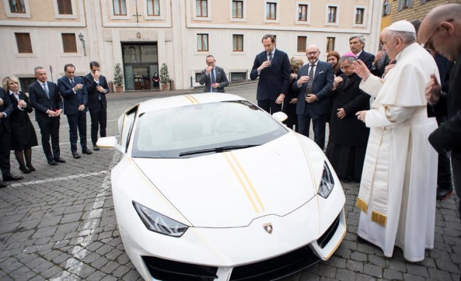 البابا يبيع سيارة لامبورجيني لبناء بيوت دمرها داعش