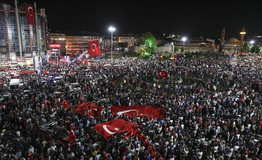 أتراك يحتشدون ضد الانقلاب ليل الجمعة السبت-