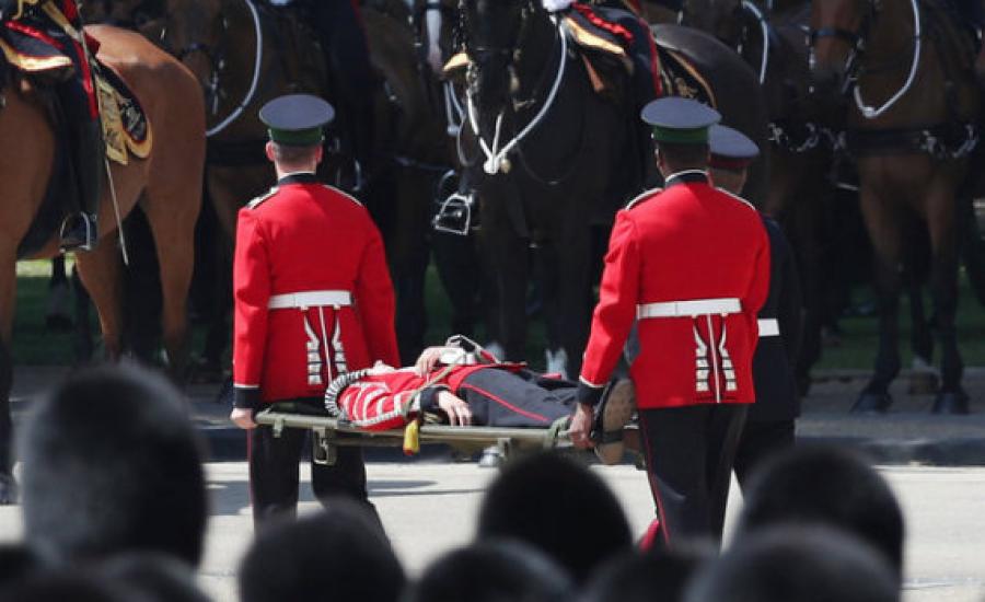 5 من أفراد الحرس الملكي البريطاني يغمى عليهم في احتفال مولد الملكة إليزابيث