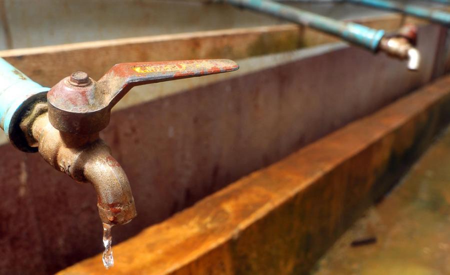 محافظ الخليل يعلن انتهاء أزمة المياه الملوثة في مخيم الفوار
