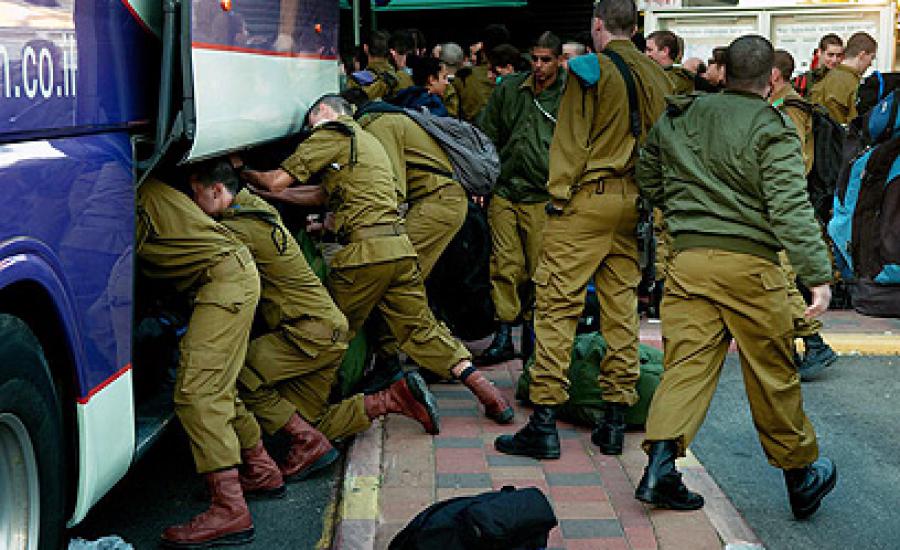 مجندة اسرائيلية تنجو من موت محقق بعد أن نسيها سائق الحافلة بصندوق الأمتعة
