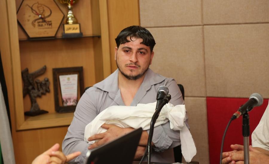 مواطن يحمل جثة ابنته الميتة لإذاعة القدس بغزة