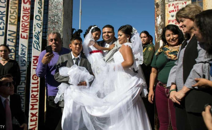 أمريكي ومكسيكية يعقدان حفل زفافهما على الحدود بين البلدين تحديداً لترامب