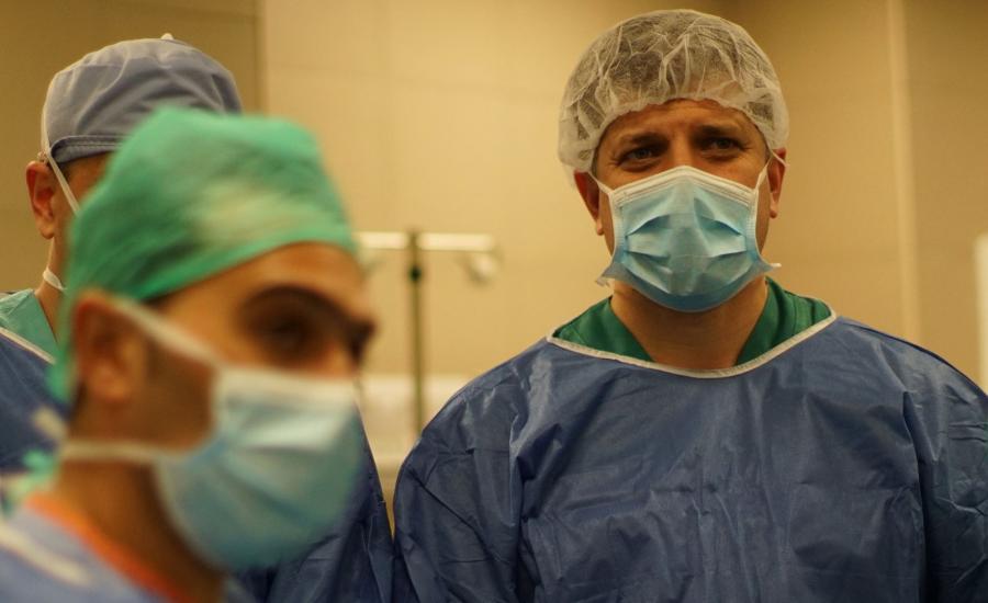 إجراء عملية استبدال "نصف مفصل" في مستشفى المقاصد