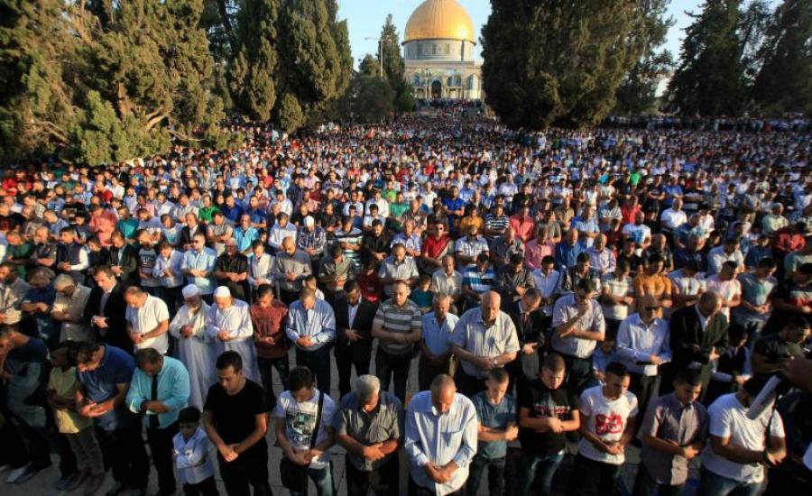 حافلات لنقل الفلسطينيين الى المسجد الاقصى 