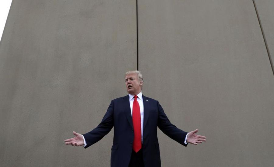 ترامب والجدار العازل مع المكسيك 
