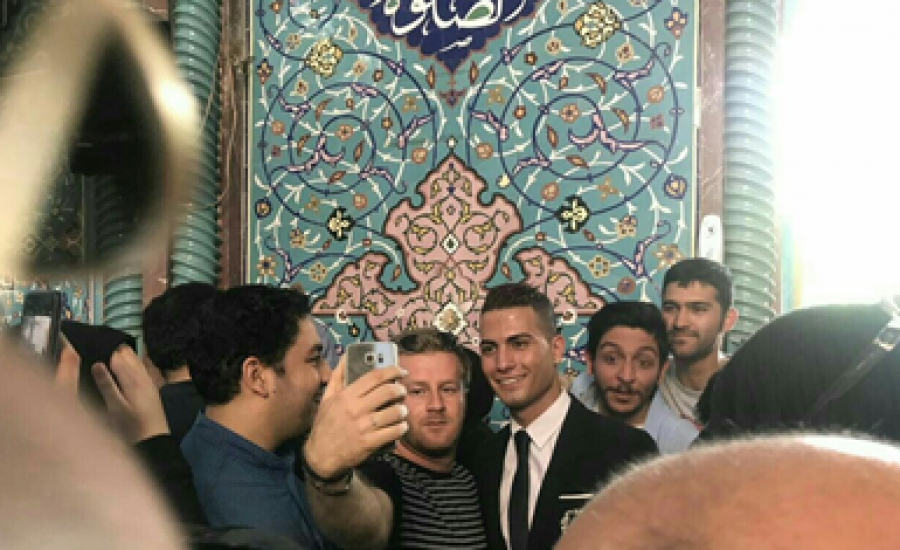إيرانيون يلتقطون السيلفي مع شبيه رونالدو