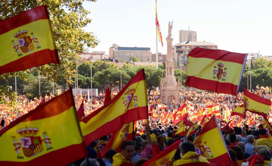 مئات الآلاف في برشلونة يخرجون بتظاهرات ضد استقلال إقليم كتالونيا