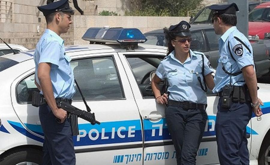 ضابط بشرطة الاحتلال يعذب 3 معتقلين فلسطينيين بواسطة قضيب حديد