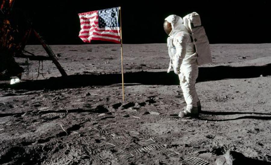 اول امريكي على القمر 