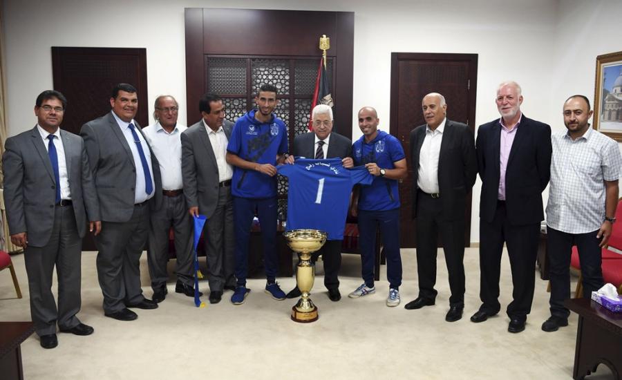 الرئيس يستقبل نادي شباب رفح المتوج بكأس فلسطين لكرة القدم