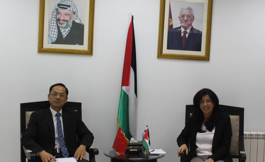 وزيرة الاقتصاد وسفير الصين يبحثان إعفاء فلسطين من الجمارك