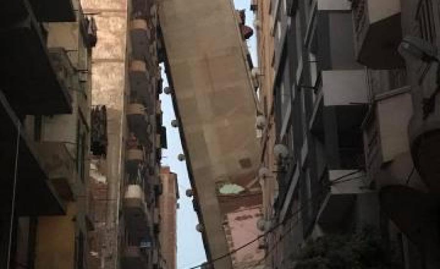 بالفيديو.. بناية من 12 طابقاً تميل وتتكئ على عمارة مجاورة في مصر