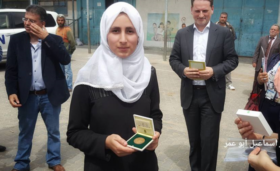 بابا الفاتيكات يهدي طالبة فلسطينية ميدالية ذهبية