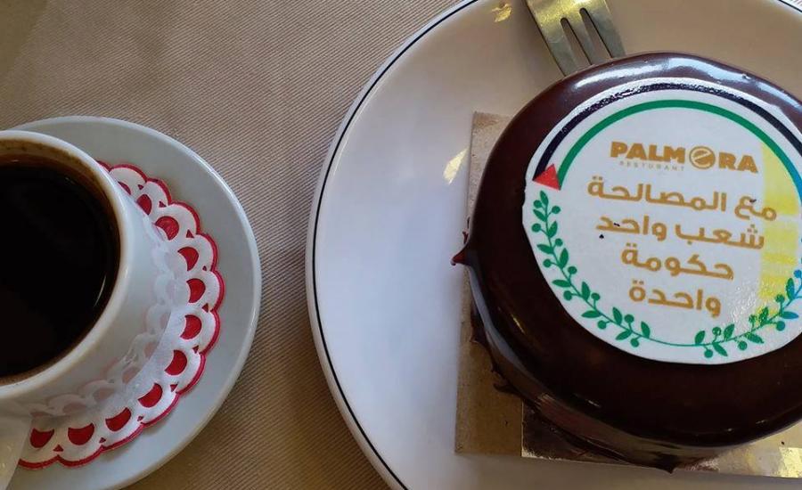 صاحب مطعم في قطاع غزة يوزع الكعك مجاناً بمناسبة المصالحة