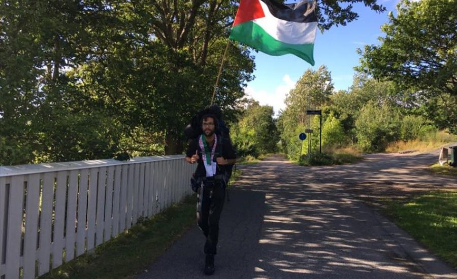 ناشط سويدي يواصل رحلته من السويد إلى فلسطين مشياً على الأقدام
