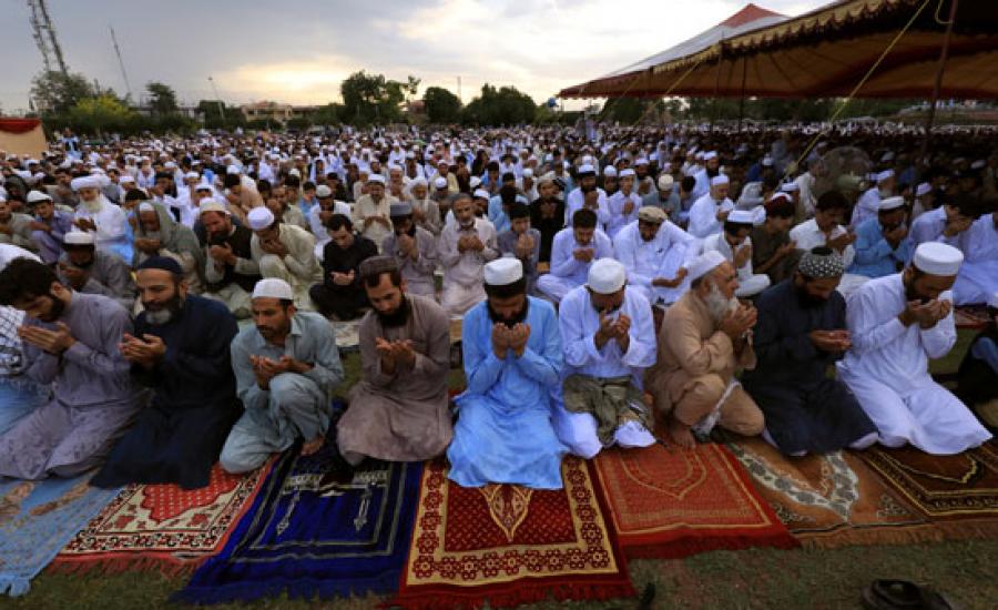 74817-مسلمو-باكستان-يؤدّون-صلاة-عيد-الفطر-المبارك