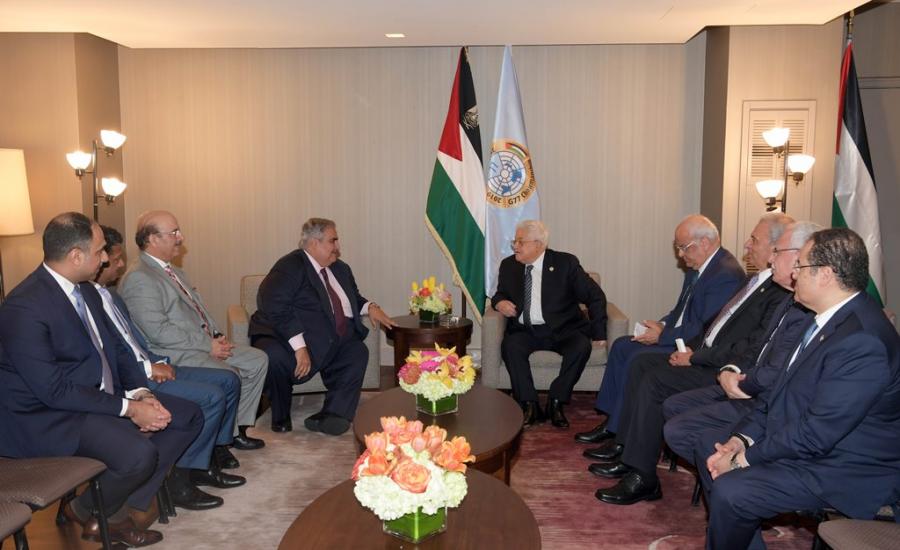 الرئيس عباس ووزير الخارجية البحريني  