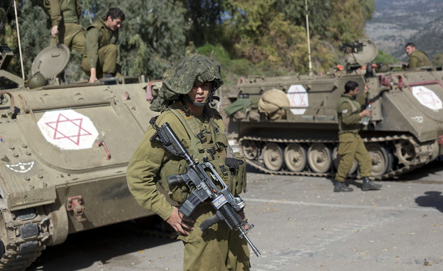 جندي لبناني يلوح بالسلاح بوجه جندي اسرائيلي 
