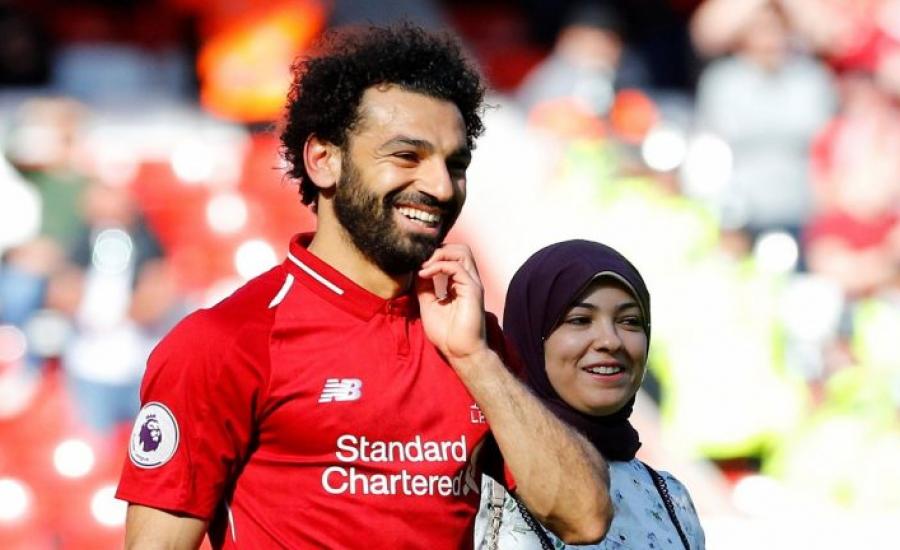 محمد صلاح يحتفل مع عائلته بحصد الحذاء الذهبي 