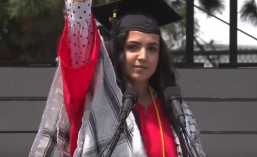 طالبة عراقية تهتف لفلسطين امام الامريكيين 