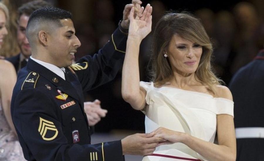 جندي يرقص مع ملينيا ترامب 