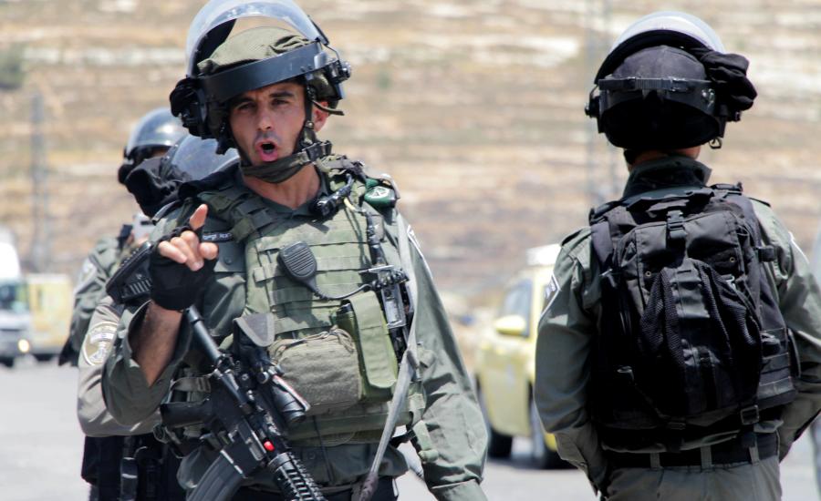 الجيش الاسرائيلي يلاحق الفلسطينيين 
