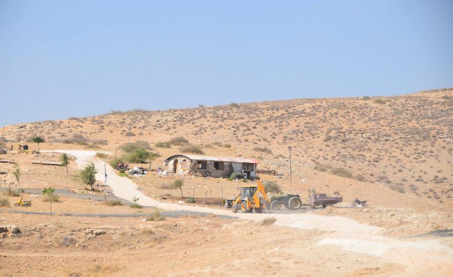 مستوطنون يشقون طريقا في خلة حمد بالاغوار 