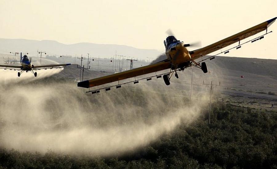 رش اراضي الفلسطينيين بالمبيدات السامة 