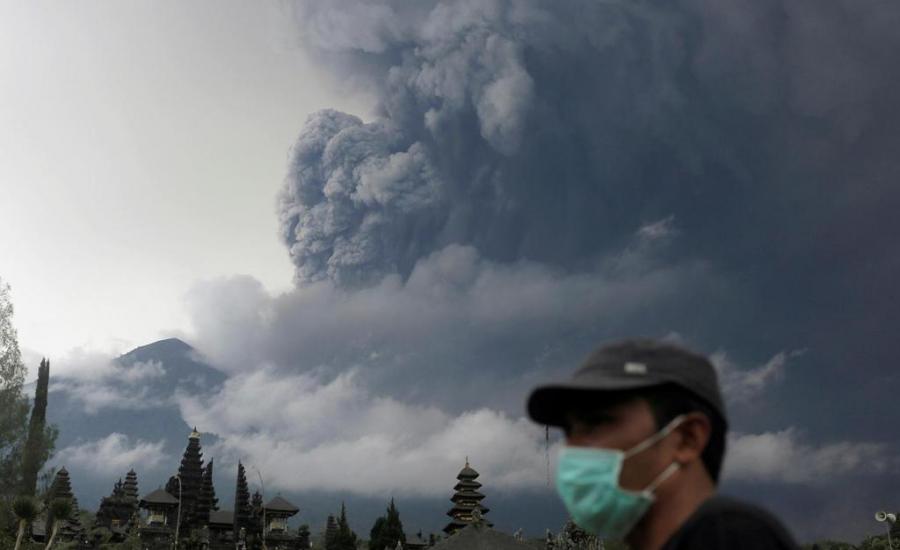 إجلاء 40 ألف شخص استعداداً لانفجار بركان ضخم في جزيرة اندونيسية