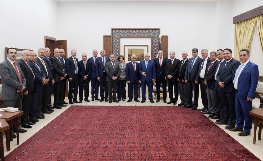 الرئيس يلتقي بوفد من رجال الاعمال الفلسطينيين 