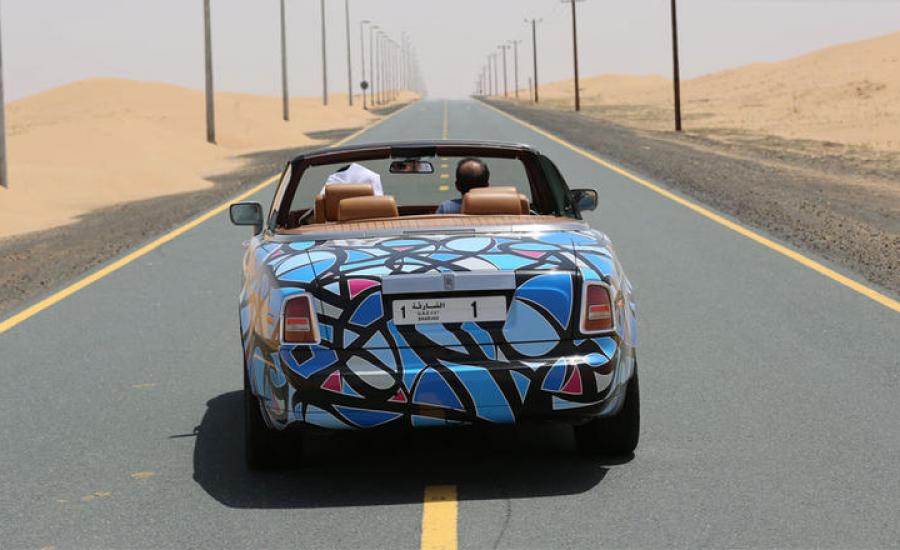 رسوم الغرافيتي على سيارات فارهة بدبي 