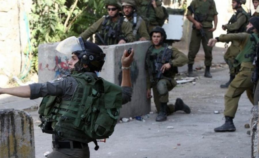 جندي "إسرائيلي" يلقي قنبلة داخل موقع عسكري