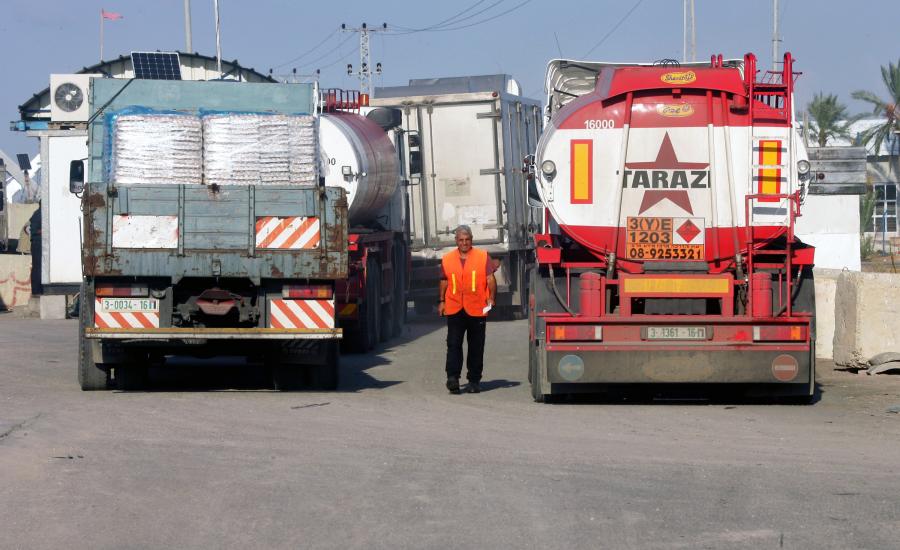 ادخال شاحنات وقود الى غزة 