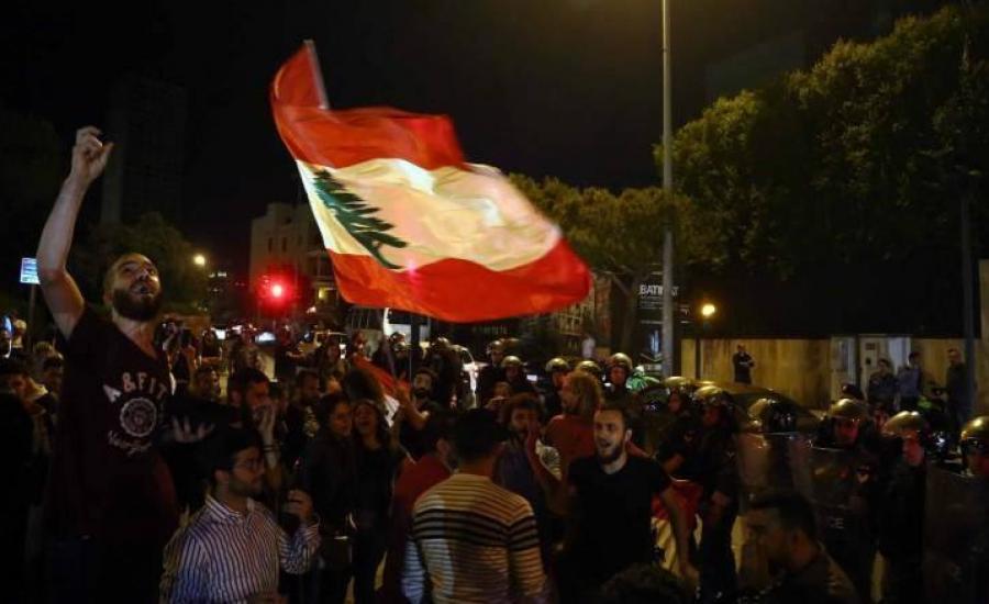 مواطنون لبنانيون يحتجون امام السراي الحكومي ببيروت
