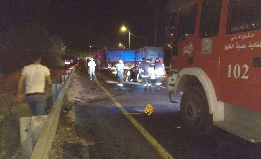 مصرع مواطن في حادث سير بعد انقلاب شاحنة على مركبة شرق الخليل