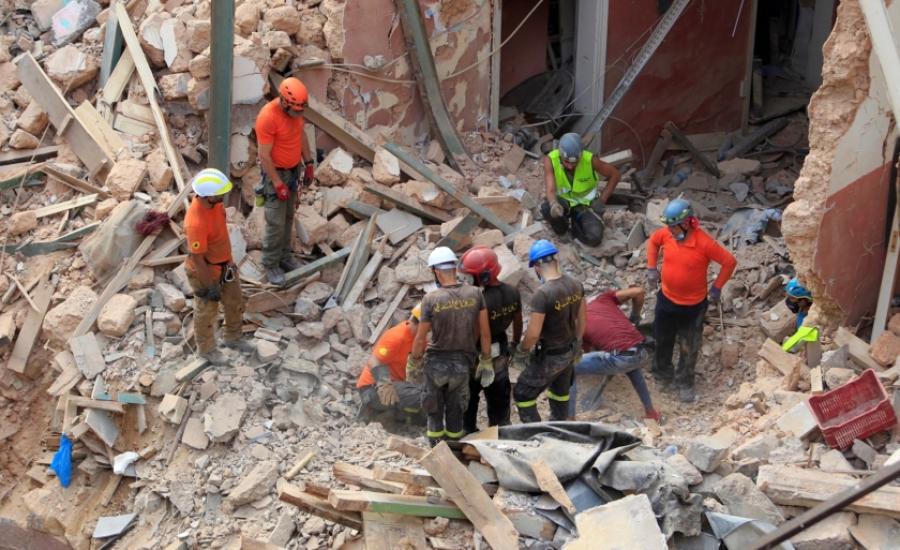 البحث عن ناجين اسفل بناية في انفجار بيروت 