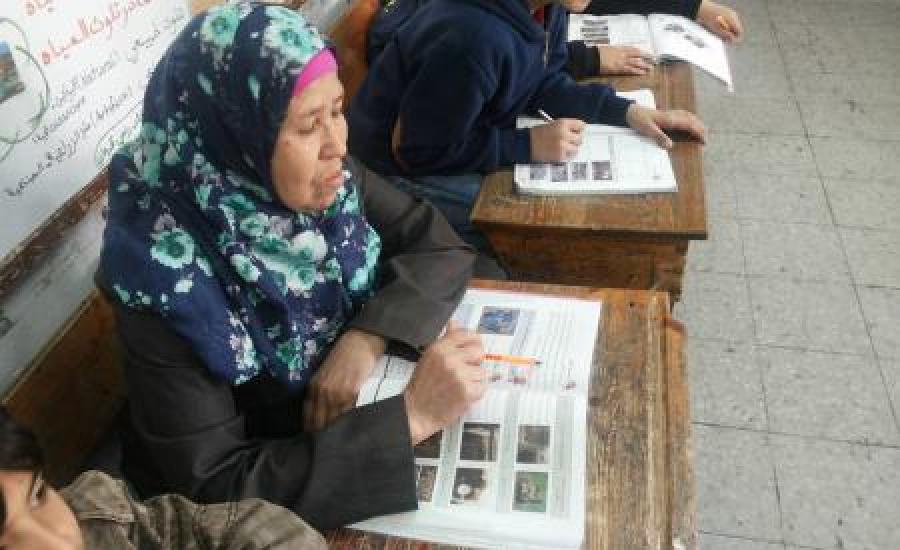 مسنة من قلقيلية تتفوق على طلبة المرحلة الابتدائية