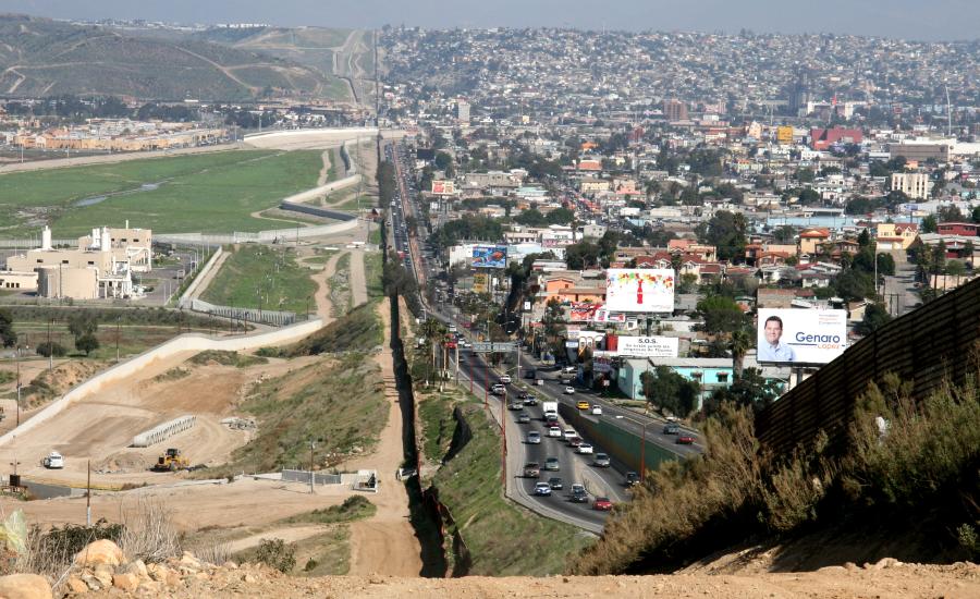 ترامب يطلب 18 مليار دولار لبناء جدار حدودي مع المكسيك