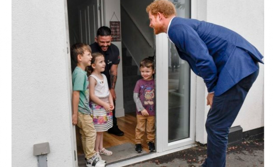 طفلة تمنع أمير بريطاني من دخول منزلهم قبل أن يسمح حذائه!