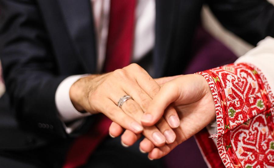عروسان يتبرعان باموال زفافهما الى مستشفى نابلس 