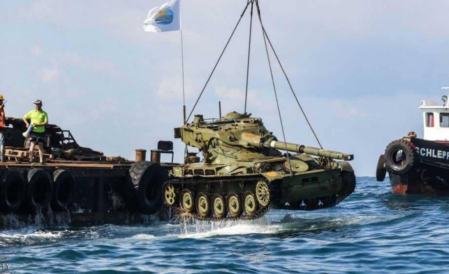 اغراق دبابات لبنانية في البحر 