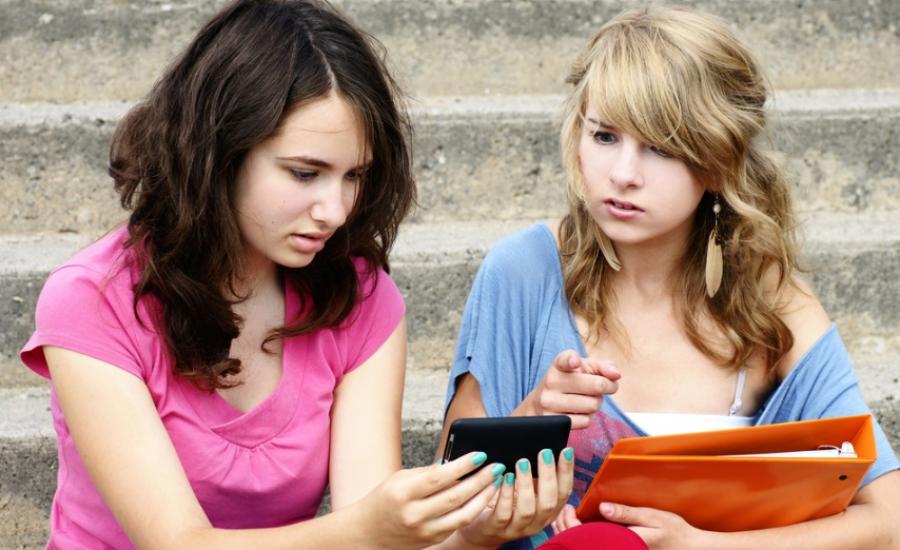 teens-with-smartphones