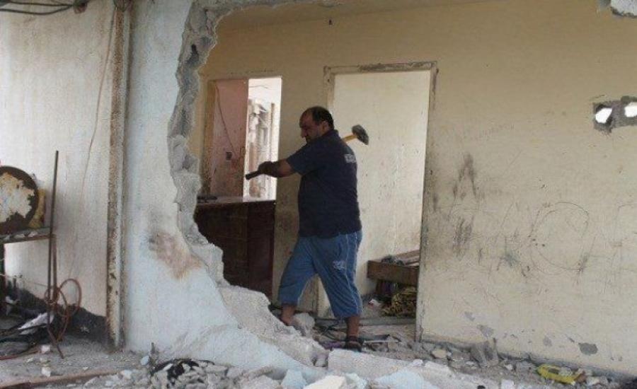 فلسطيني يهدم منزله في سلوان 