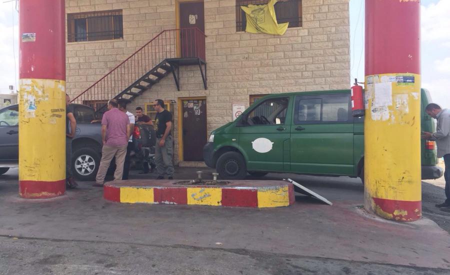 إغلاق محطة وقود تغش وتخلط المحروقات بمواد ممنوعة في رام الله 