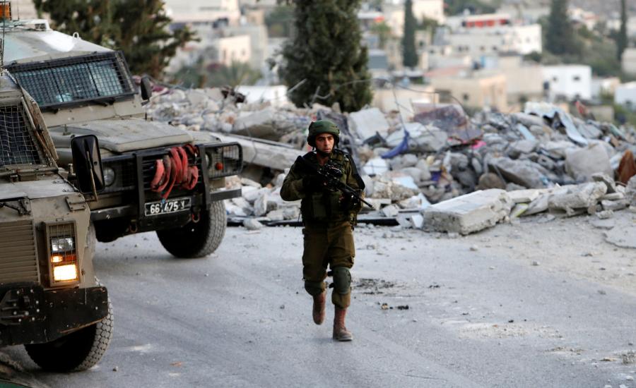 دورية إسرائيلية تلاحق سيارة فلسطينية وتصطدمها وتصيب سائقها